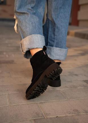 Замшевые ботинки на черной и боковой подошве6 фото