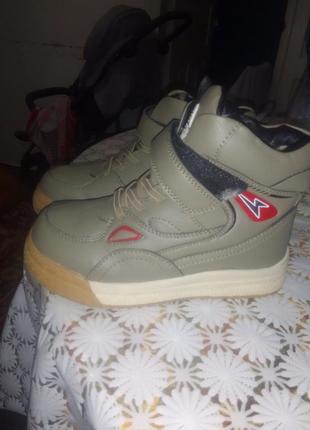 Продаю зимние хайтопы на мальчика, 32 розмер,в отличном состоянии.