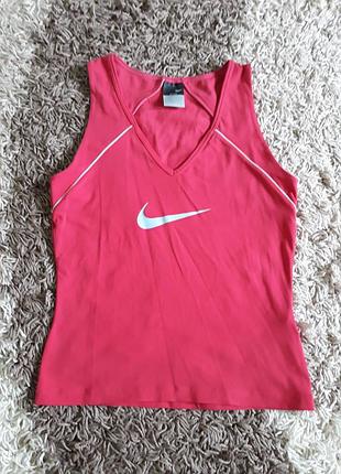 Спортивная майка фирмы nike.