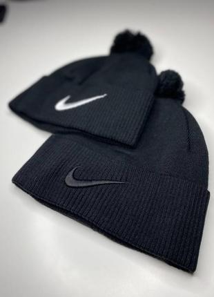 Шапка nike чорна з помпоном6 фото