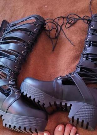 Актуальные, модные, стильные черные ботинки на шнуровке josiana

от prettylittlething4 фото