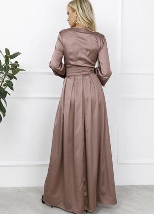 Светло-коричневое атласное платье с кроем на запах3 фото