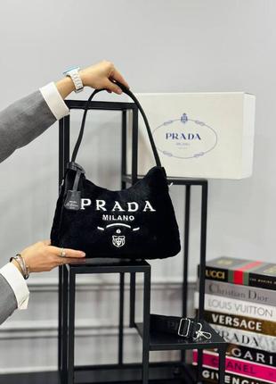 Сумка с мехом зимняя женская черная в стиле prada сумка бренд прада сумочка клатч кросс-боди1 фото