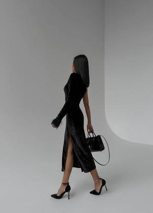 Нежное темное бархатное платье на одно плечо с перьями, бархатное платье миди с разрезом по ноге2 фото