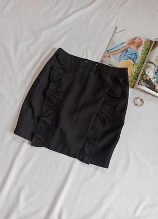 Базовая черная юбка мини по фигуре с рюшами/оборками4 фото