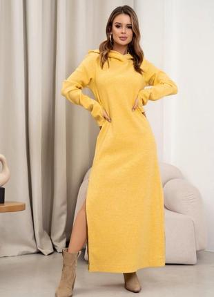 Длинное желтое платье с капюшоном с разрезами