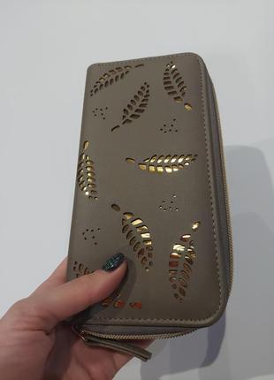 Женский кошелек цвета хаки с перфорацией в виде золотых листьев1 фото