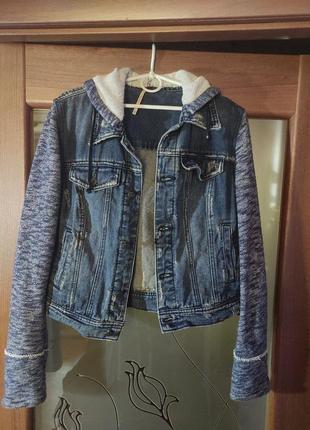 Крутая джинсовая куртка с вязанными рукавами и потертостями2 фото