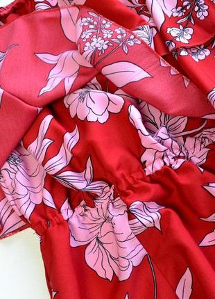 Роскошное красное платье макси с цветочным принтом и воланами7 фото