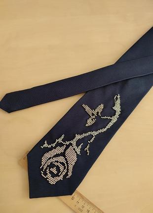 Трендова вишита бісером краватка ніжна бузькова троянда10 фото