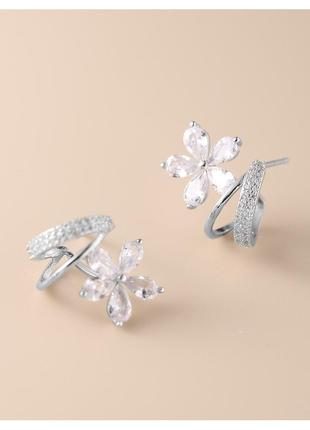 Сережки-гвоздики серебряные цветочные ноты, сережки с цветком и закругленными линиями, серебро 925 пробы5 фото