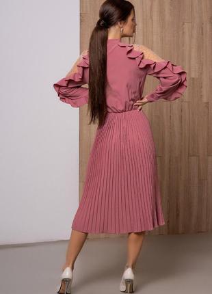 Темно-розовое плиссированное платье с сетчатыми вставками3 фото