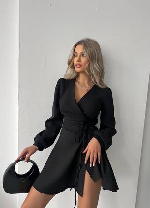 Платье короткое черное однотонное на длинный рукав с вырезом в зоне декольте качественное стильное трендовое6 фото