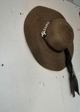 Летняя шляпа с широкими полями1 фото