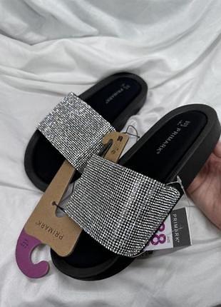 Яркие шлепанцы со стразами primark тапочки, шлепки