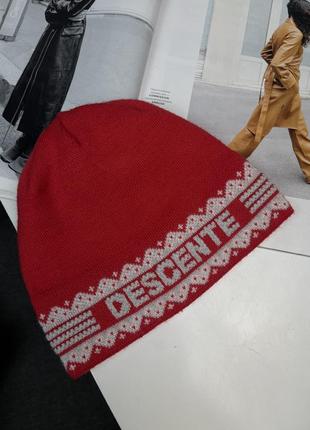 Фирменная яркая шапка descente