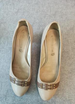 Бежеві туфлі