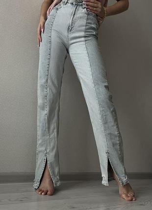 Светлые джинсы и серые с разрезами
