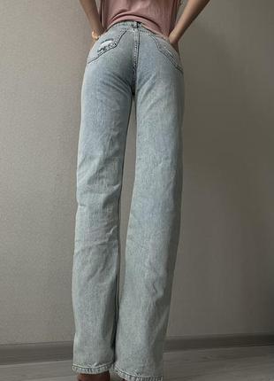 Светлые джинсы и серые с разрезами4 фото