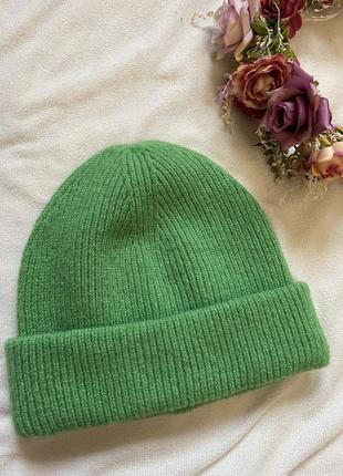 Зелена в’язана шапка біні