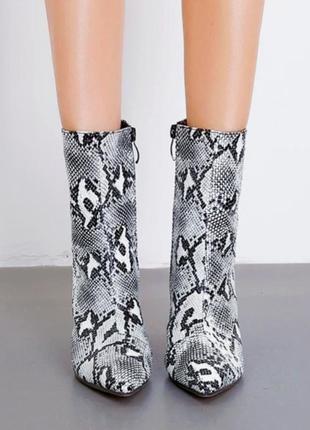 Ботильоны со змеиным принтом