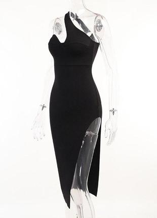 Асимметричное платье с разрезом – вневременная классика🖤10 фото