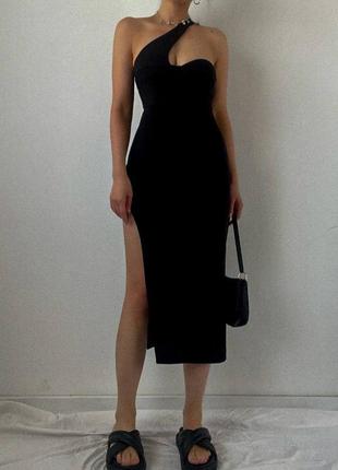 Асимметричное платье с разрезом – вневременная классика🖤4 фото