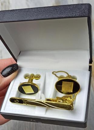 Набір запонки та затискач для краватки finding у коробці квадрат в овалі золотисті чорна емаль