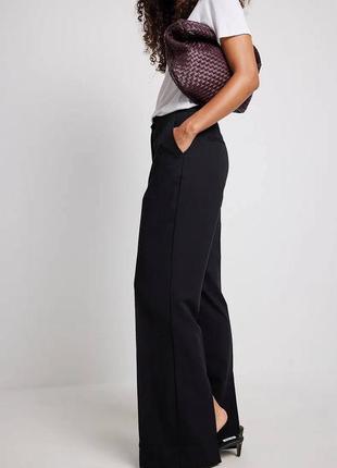 Стильні жіночі брюки палацо na-kd wide leg back slit suit pants