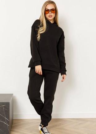 Черный теплый костюм с разрезами на худи