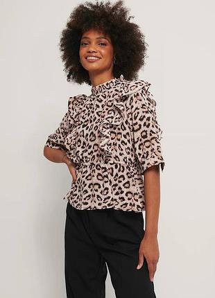 Красивый леопардовый топ na-kd high neck flounce top