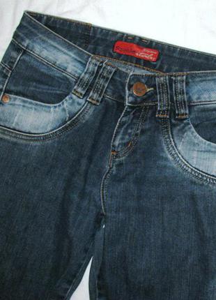 Фирменные джинсы, разм. s. плотный джинс, отличное качество, очень стильные. цвет синий с эффектом п3 фото