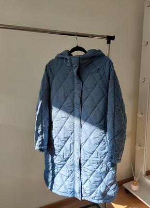 Стеганое оверсайз пальто с капюшоном серо голубого цвета от misspap