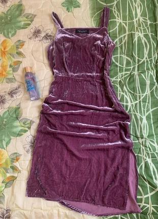 Сукня дуже гарна,трендовий колір