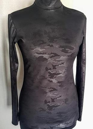 Крутейший чёрный голф водолазка с рисунком "камуфляж " плотный трикотаж