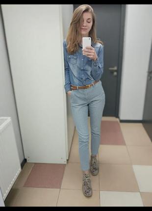 Светлые джинсы в полоску1 фото