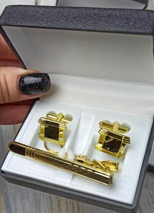 Набір запонки та затискач для краватки finding у коробці квадрат у рамці золотисті чорна емаль