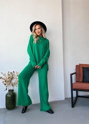 Модний стильний жіночий прогулянковий теплий костюм-двійка светр і штани зеленого кольору в універсальному розмірі