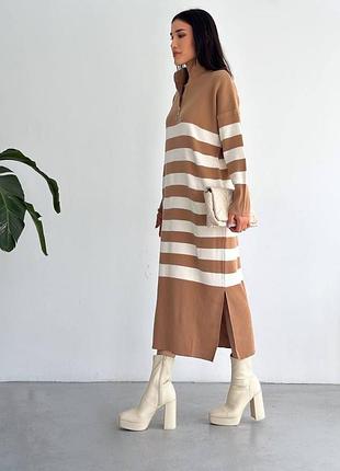 Трикотажне плаття в довжині міді в смужку з блискавкою на шиї з бічними розрізами
