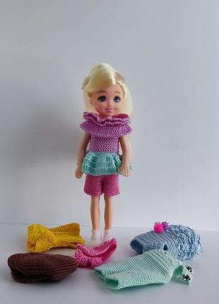 Комплект игрушечный из двух кукол, чемодана и связанного крючком одежды (7 единиц)8 фото