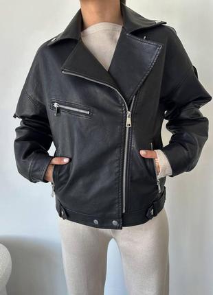 Черная женская куртка-косуха из качественной эко-кожи на подкладке в стиле оверсайз весна/осень10 фото