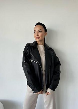 Черная женская куртка-косуха из качественной эко-кожи на подкладке в стиле оверсайз весна/осень2 фото