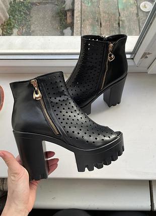 Босоножки на каблуке и тракторной подошве с закрытой пяткой