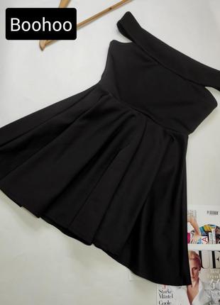 Платье женское короткое клешь черного цвета с открытыми плечами от бренда boohoo s m
