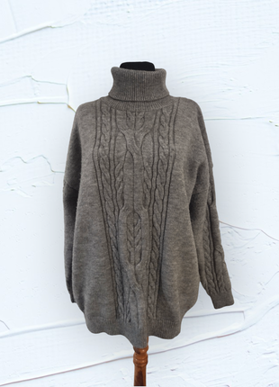Серый свитер с высоким горлом