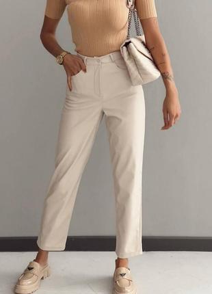 Женские кожаные штаны с высокой талией7 фото