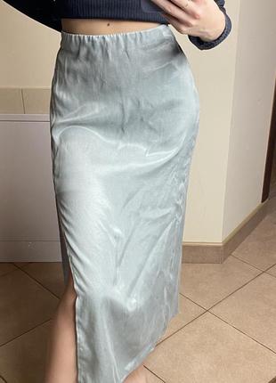 Сатиновая юбка миди с разрезом