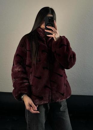 Шуба nike swoosh шубка найк монограм свуш бордова plush  faux fur burgundy8 фото