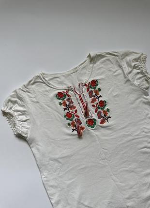 Детская футболка - вышиванка в белом цвете1 фото