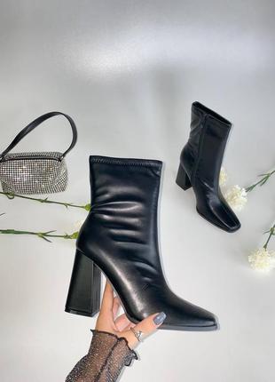 Чорні ботильйони на високому каблуку (екошкіра)